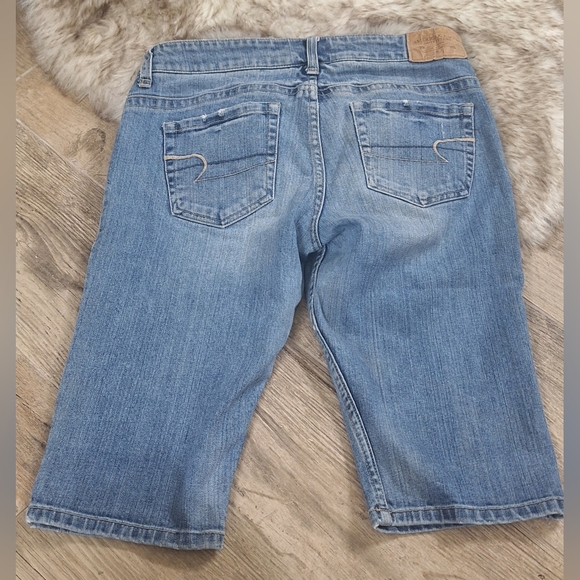#1583 American Eagle Blue Denim Distressed Shorts/ Capris Sz. 8 - Picture 4 of 6